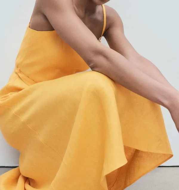 Classic High-quality Yellow Fine-stringed Halter Dress with a Waist Belt on the Waist  Classic Halter-style Linen Dress - Image 4